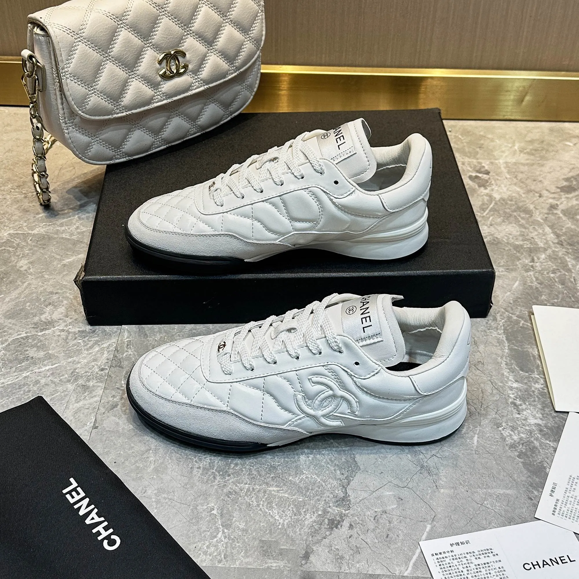 👟👟Ex-factory price 560👟👟 Chanel Chanel - 2024 counter top casual sports shoes This classic design; the upper is electro-embroidered with a variety of techniques; the outsole is fashionable and sporty; it is unusual to incorporate a variety of color matching elements... The diversified mix and match is very beautiful and versatile, casual, fashionable, sports and outdoor can be taken into account... ꫛꫀꪝ Go➫ Material: ❶Upper is made of: Original imported mixed-breed sheep ❷Inside made of: original imported breathable sheepskin ❸Outsole based on: original TPU outsole Full set of boutique packaging for women 35–41